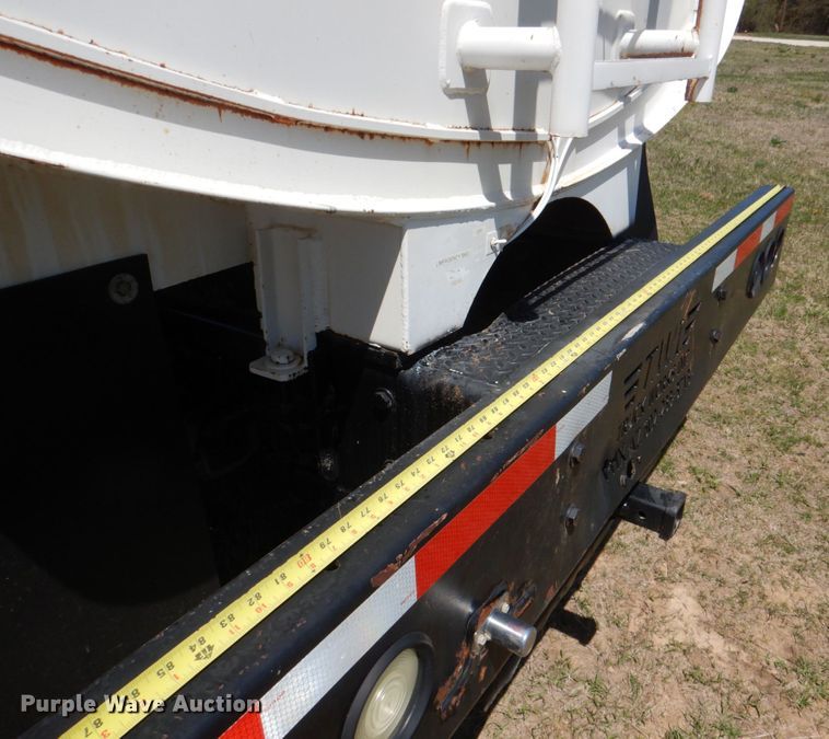 image for item KP9220 2006 Ford F750 Super Duty  fuel truck