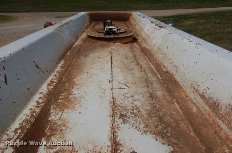 image for item KP9220 2006 Ford F750 Super Duty  fuel truck