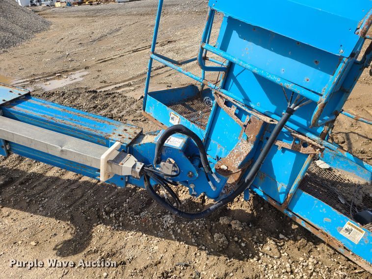 image for item KT9714 2001 Genie S60 boom lift