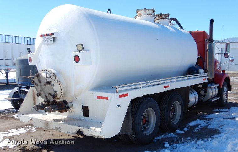 image for item LJ9812 2006 Kenworth T800  vacuum truck