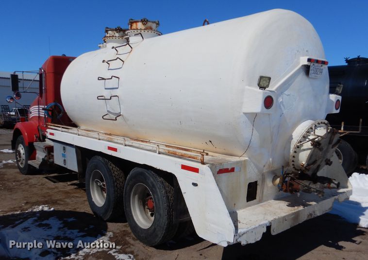 image for item LJ9812 2006 Kenworth T800  vacuum truck