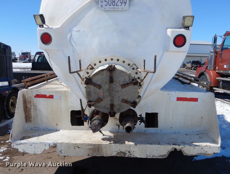 image for item LJ9812 2006 Kenworth T800  vacuum truck