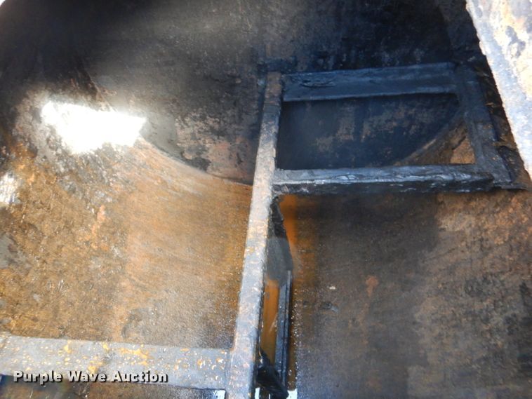 image for item LJ9934 2012 Seal-rite SR-700  seal coat trailer