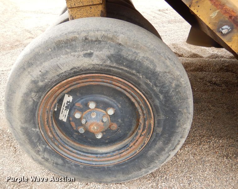 image for item MX9955 Caterpillar PS-180  pneumatic roller