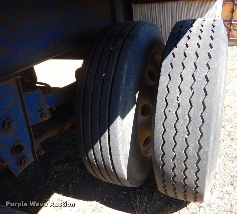 image for item MX9981 1997 Utility  flatbed trailer