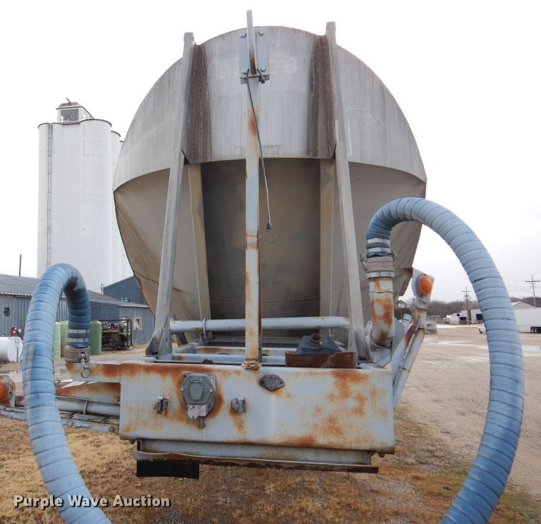 image for item DK4356 1981 Fruehauf  pneumatic dry bulk trailer