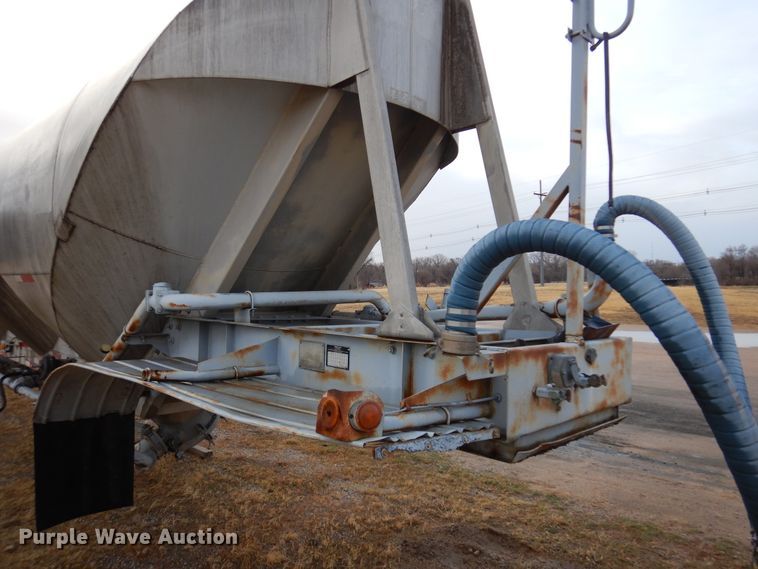 image for item DK4356 1981 Fruehauf  pneumatic dry bulk trailer