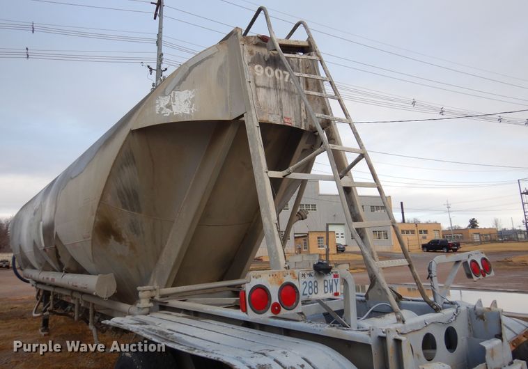 image for item DK4356 1981 Fruehauf  pneumatic dry bulk trailer