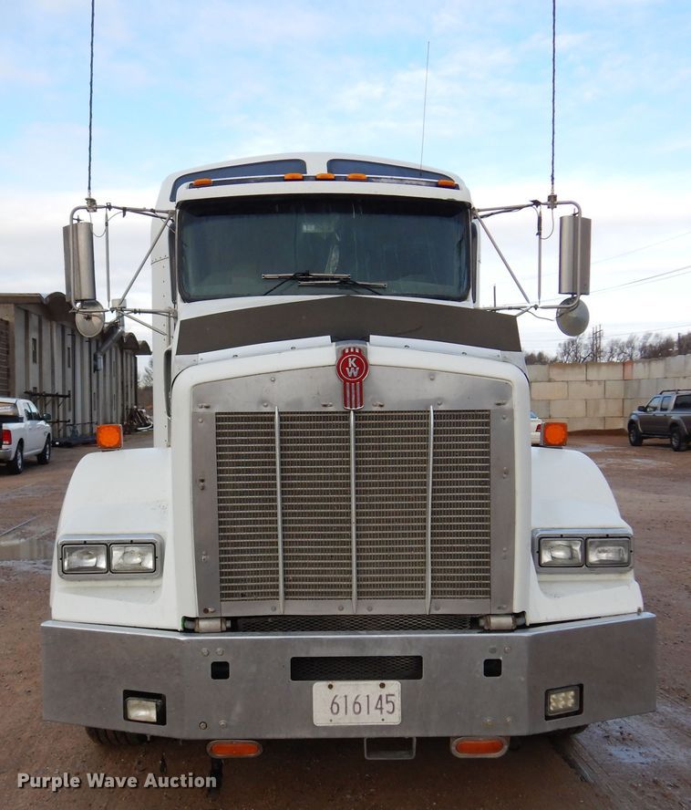 image for item DK4406 2004 Kenworth T800  semi truck