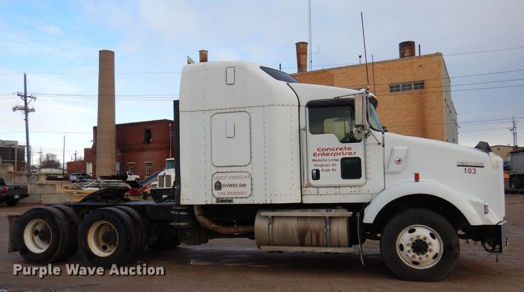 image for item DK4406 2004 Kenworth T800  semi truck