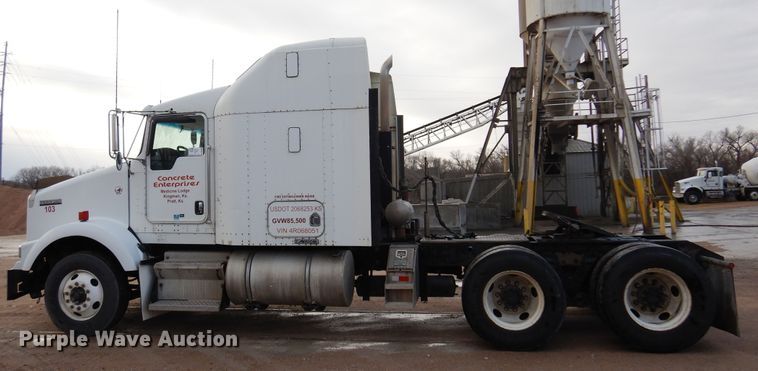 image for item DK4406 2004 Kenworth T800  semi truck