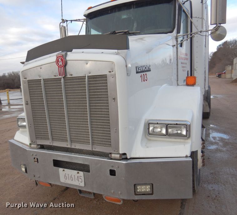 image for item DK4406 2004 Kenworth T800  semi truck