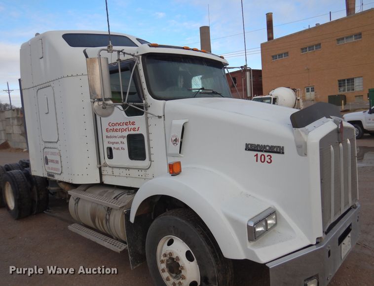 image for item DK4406 2004 Kenworth T800  semi truck