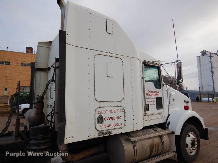 image for item DK4406 2004 Kenworth T800  semi truck
