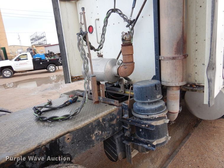 image for item DK4406 2004 Kenworth T800  semi truck