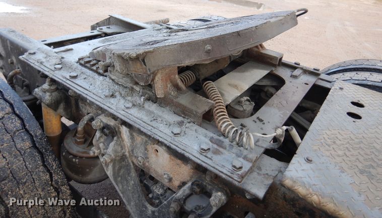 image for item DK4406 2004 Kenworth T800  semi truck