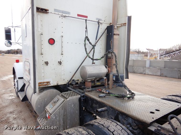 image for item DK4406 2004 Kenworth T800  semi truck