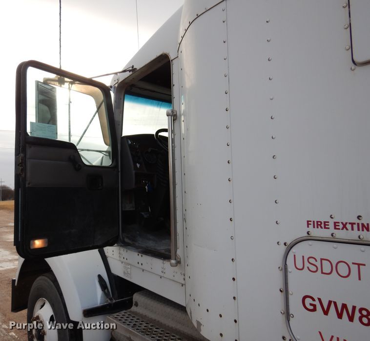 image for item DK4406 2004 Kenworth T800  semi truck