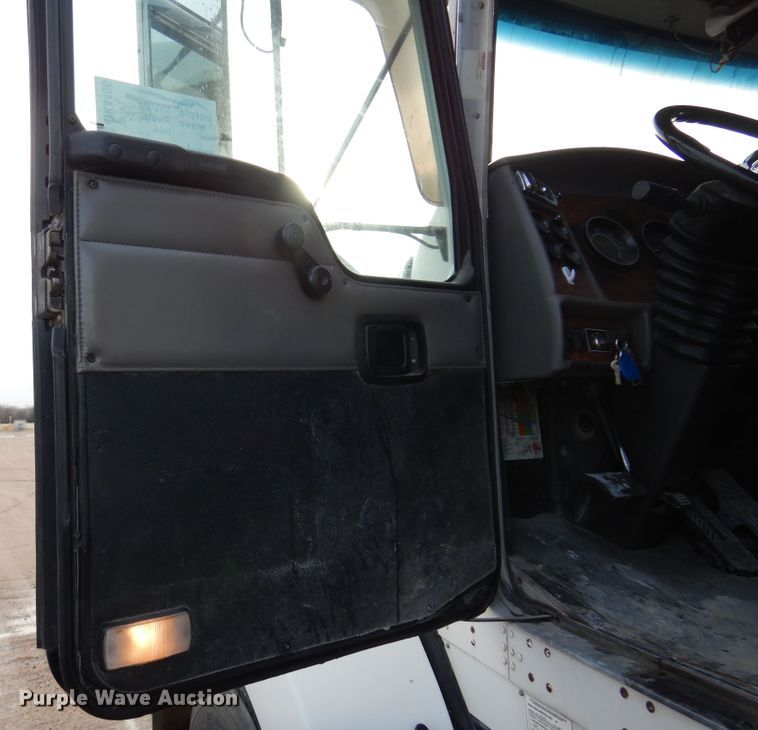 image for item DK4406 2004 Kenworth T800  semi truck