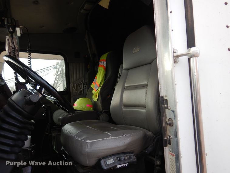 image for item DK4406 2004 Kenworth T800  semi truck