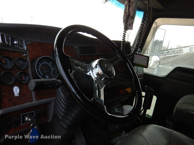 image for item DK4406 2004 Kenworth T800  semi truck