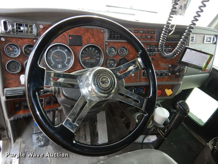 image for item DK4406 2004 Kenworth T800  semi truck