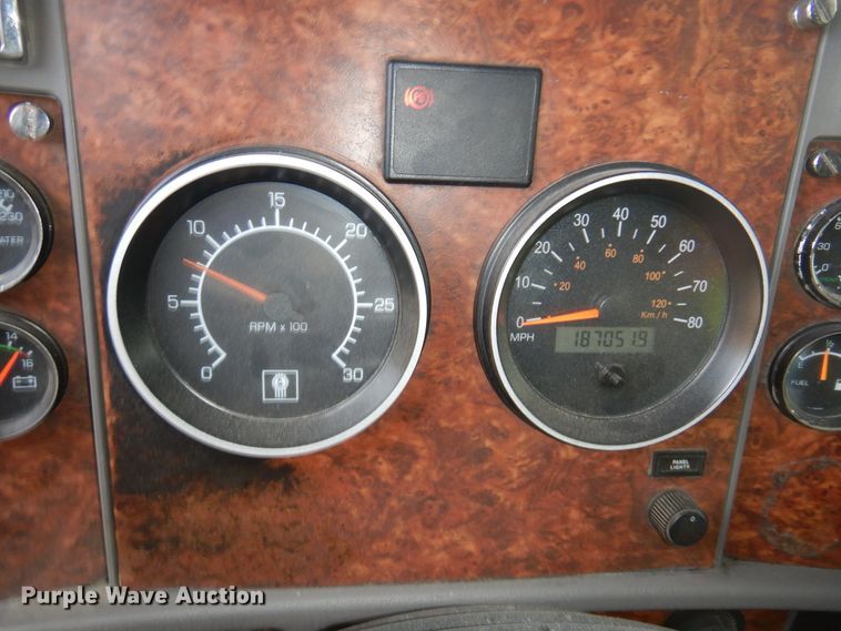 image for item DK4406 2004 Kenworth T800  semi truck