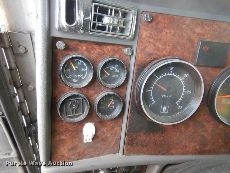 image for item DK4406 2004 Kenworth T800  semi truck