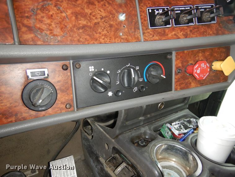 image for item DK4406 2004 Kenworth T800  semi truck