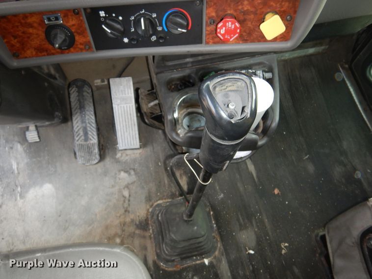 image for item DK4406 2004 Kenworth T800  semi truck