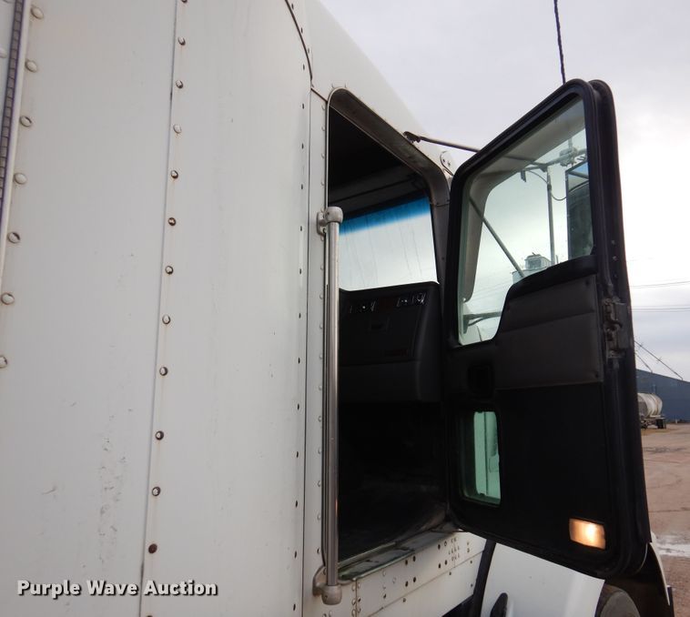 image for item DK4406 2004 Kenworth T800  semi truck