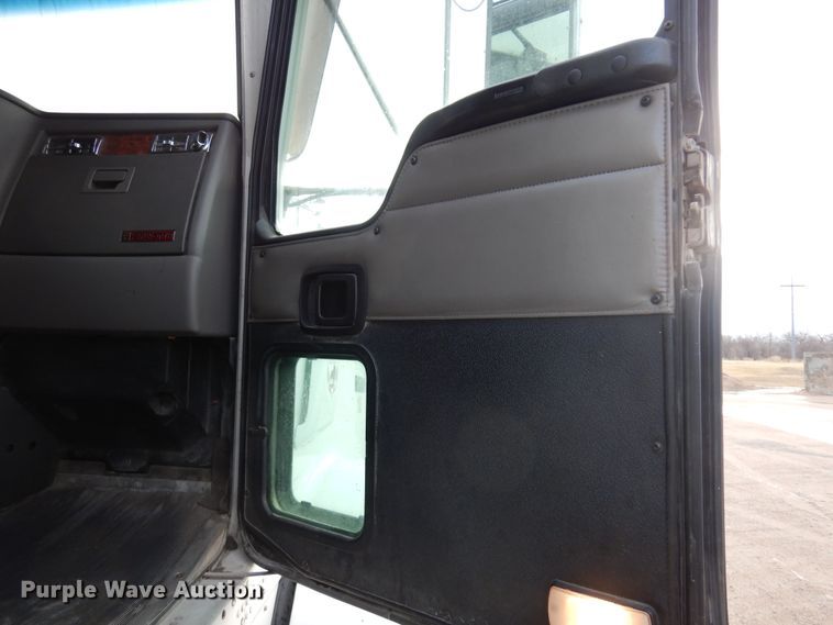 image for item DK4406 2004 Kenworth T800  semi truck