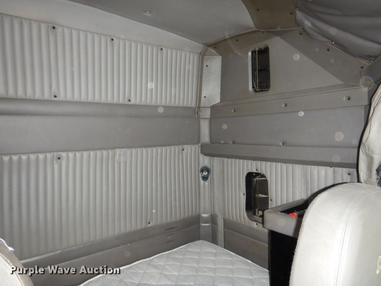 image for item DK4406 2004 Kenworth T800  semi truck