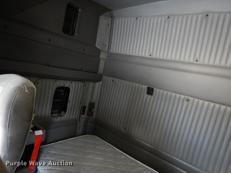 image for item DK4406 2004 Kenworth T800  semi truck