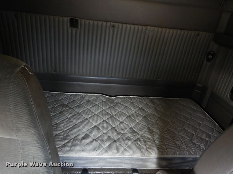 image for item DK4406 2004 Kenworth T800  semi truck