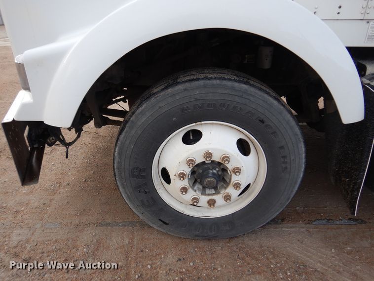 image for item DK4406 2004 Kenworth T800  semi truck