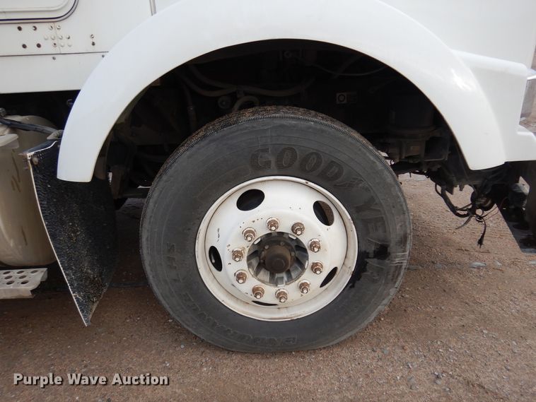 image for item DK4406 2004 Kenworth T800  semi truck