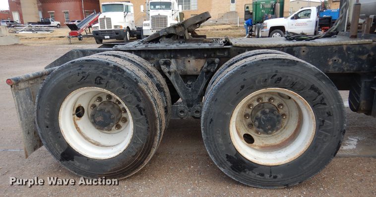 image for item DK4406 2004 Kenworth T800  semi truck