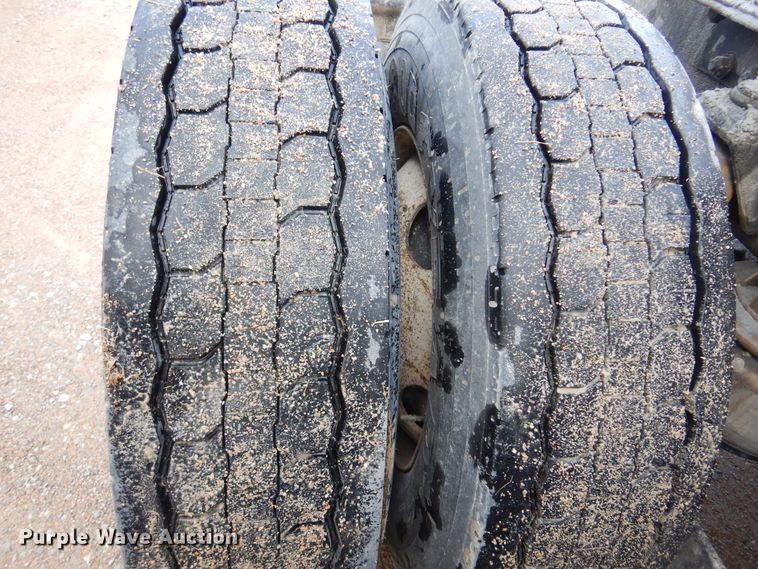 image for item DK4406 2004 Kenworth T800  semi truck