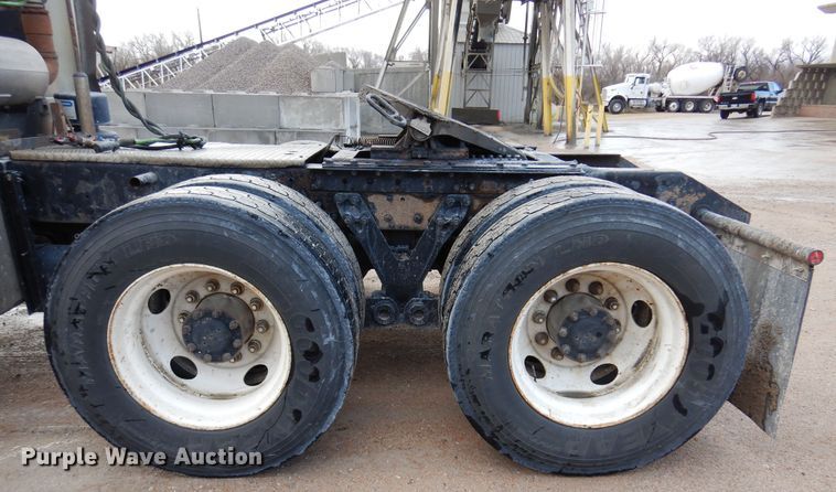 image for item DK4406 2004 Kenworth T800  semi truck