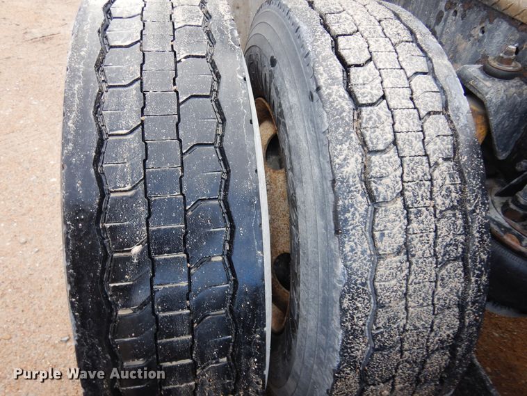 image for item DK4406 2004 Kenworth T800  semi truck