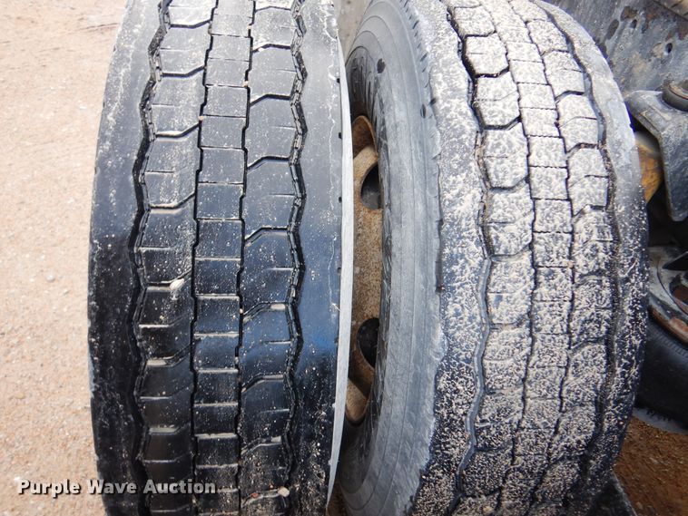 image for item DK4406 2004 Kenworth T800  semi truck