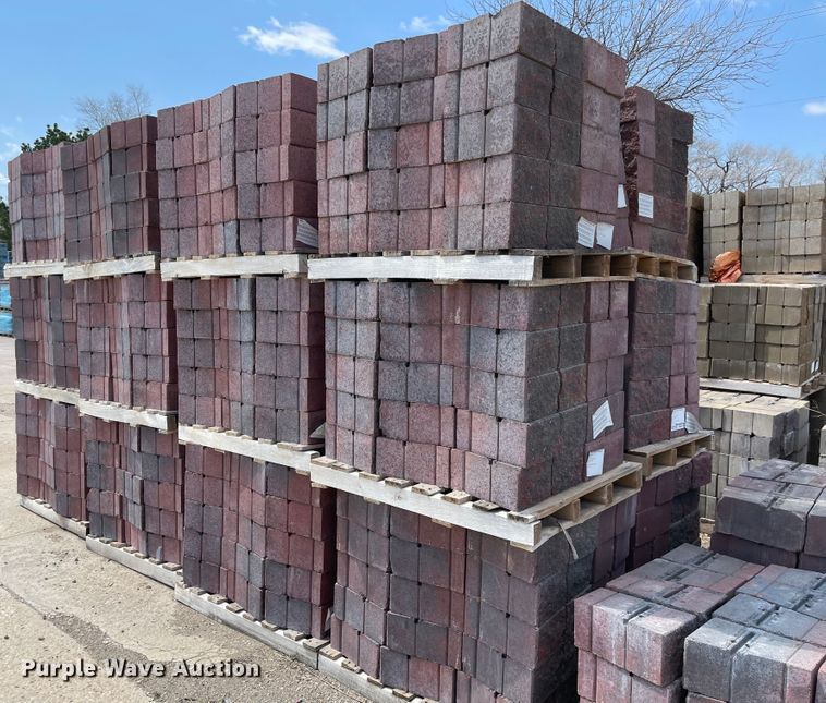 image for item FV9439 (26) pallets of 6" Maytrx L column stones