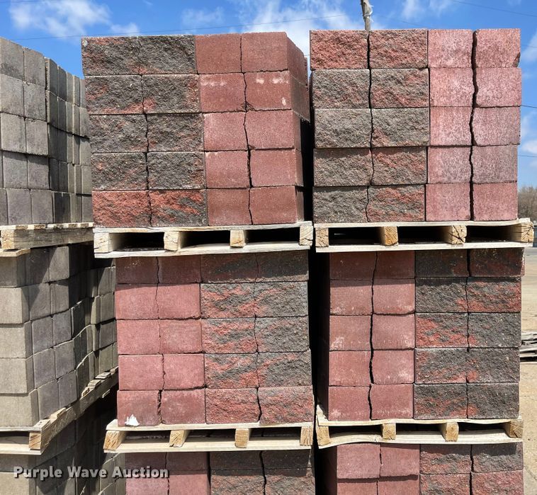 image for item FV9439 (26) pallets of 6" Maytrx L column stones