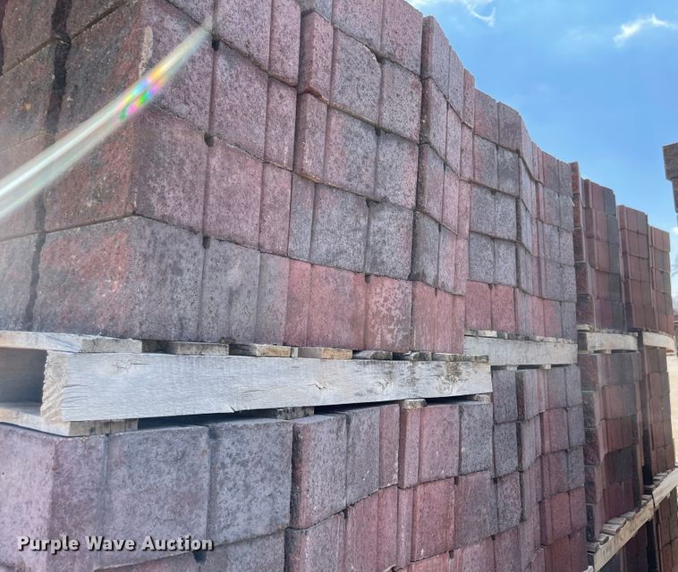 image for item FV9439 (26) pallets of 6" Maytrx L column stones