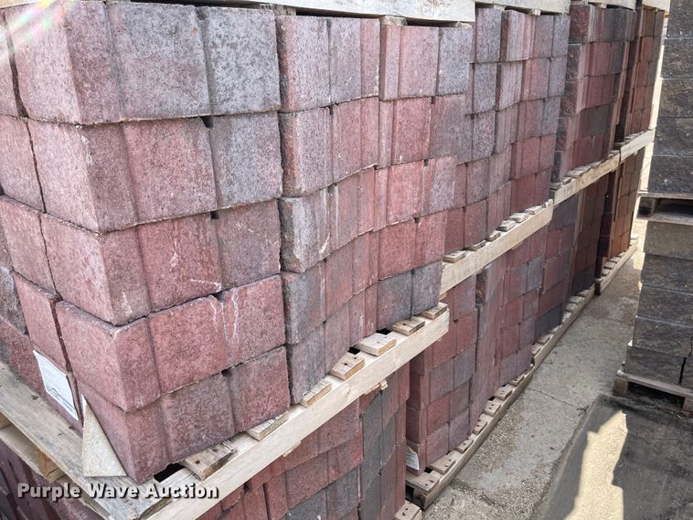 image for item FV9439 (26) pallets of 6" Maytrx L column stones