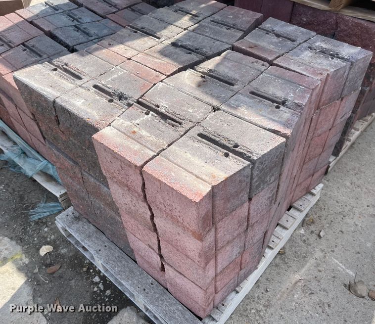 image for item FV9439 (26) pallets of 6" Maytrx L column stones