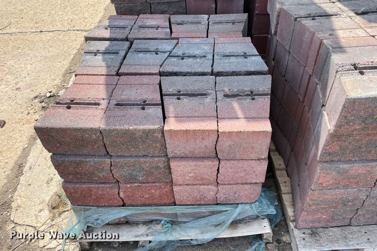 image for item FV9439 (26) pallets of 6" Maytrx L column stones