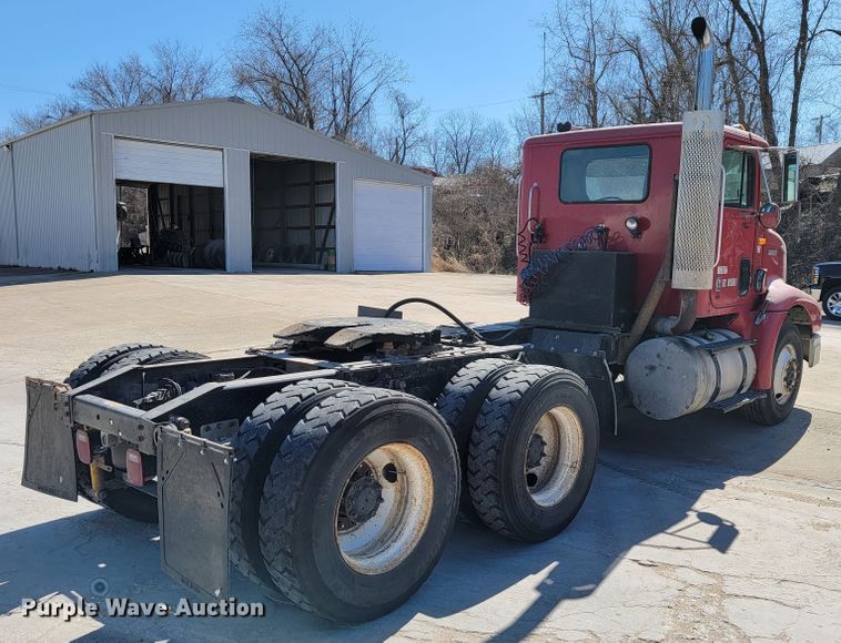 image for item JE9978 1999 International Navistar 9100  semi truck