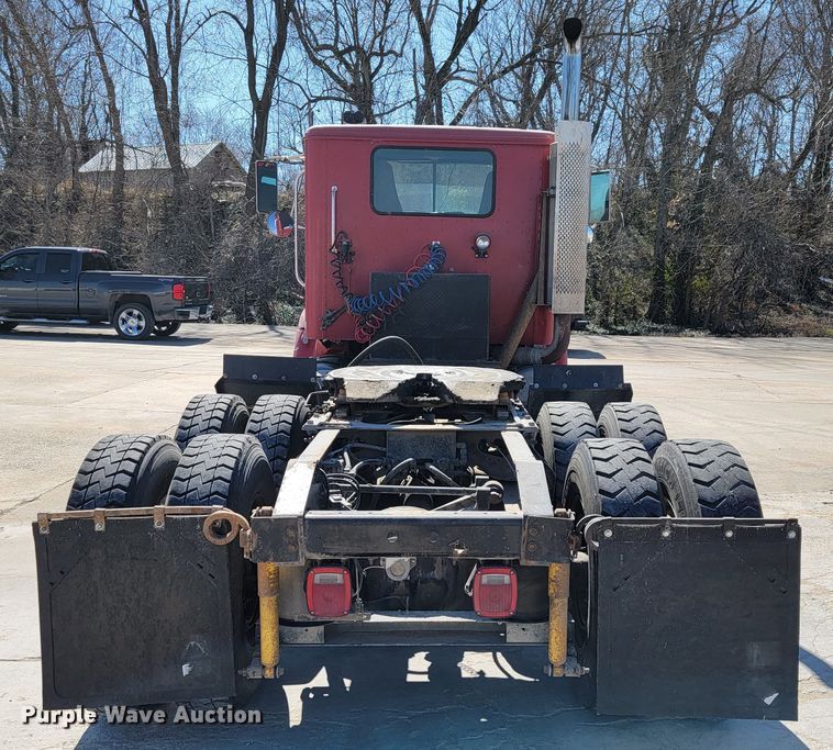 image for item JE9978 1999 International Navistar 9100  semi truck